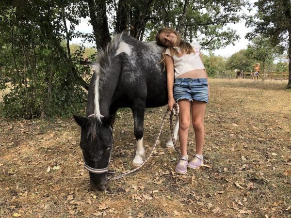 Le poney Cheyenne tenu en longe par une fille au Westone Family's Ranch